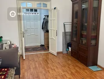 3-комнатная квартира, этаж 3 из 3, 71 м², миниатюра 3