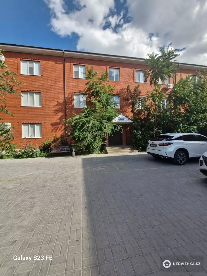 2-комнатная квартира, этаж 3 из 3, 66 м², фотография 2