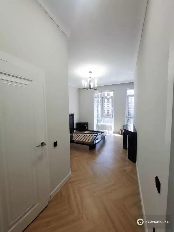 4-комнатная квартира, этаж 5 из 8, 142 м², фотография 2