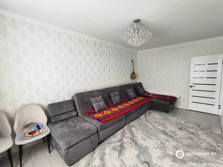 4-комнатная квартира, этаж 4 из 5, 77 м², фотография 3