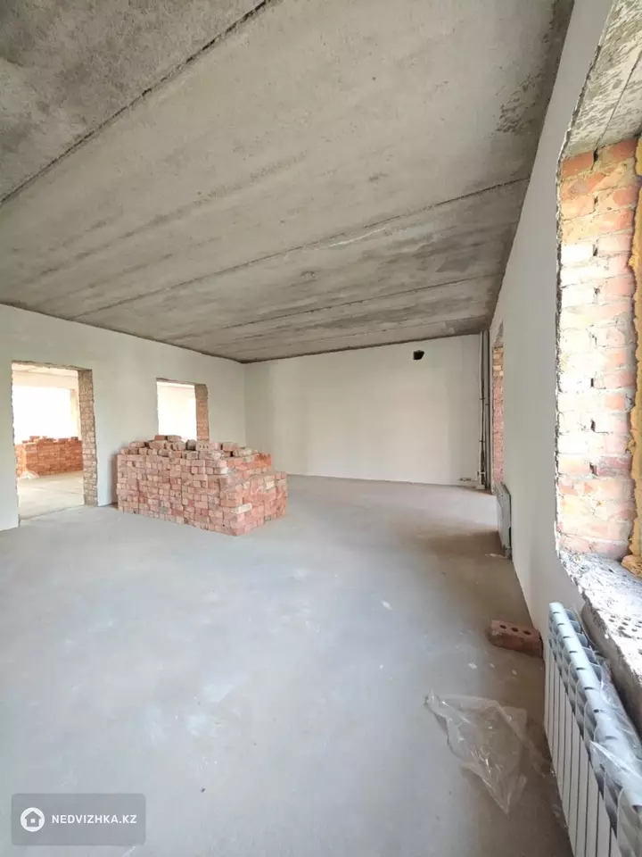 5-комнатная квартира, этаж 3 из 5, 137 м², фотография 4