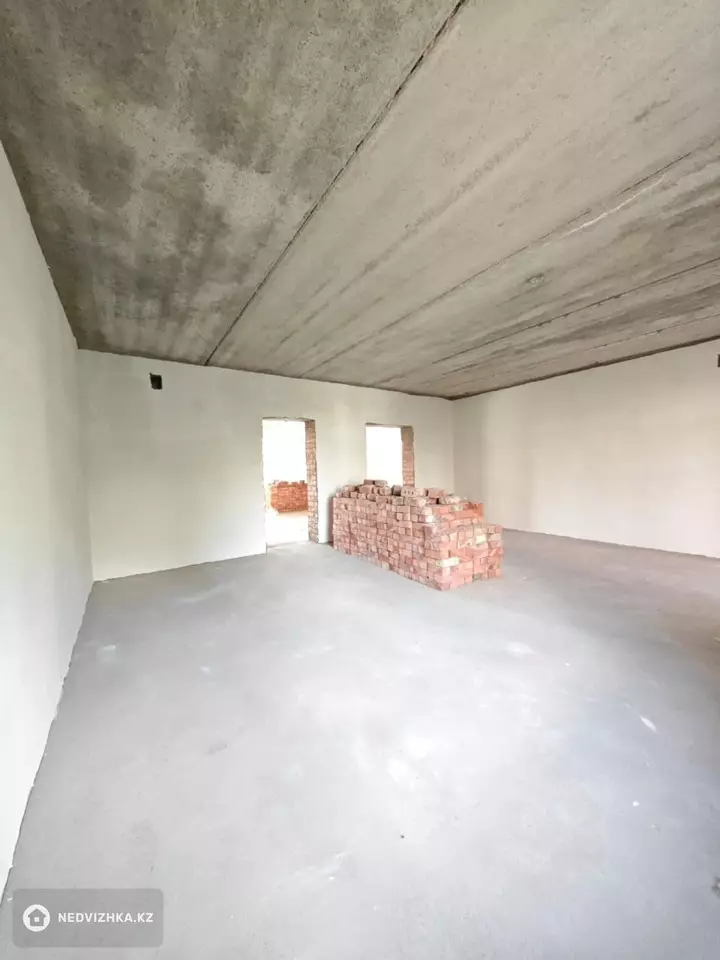 5-комнатная квартира, этаж 3 из 5, 137 м², фотография 5