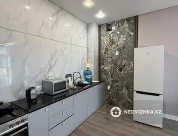 2-комнатная квартира, этаж 3 из 5, 41 м², миниатюра 2