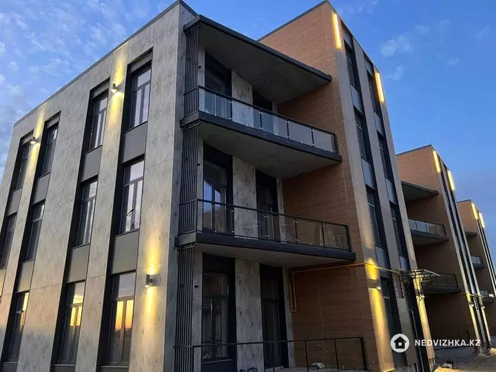 2-комнатная квартира, этаж 3 из 3, 68 м², фотография 2