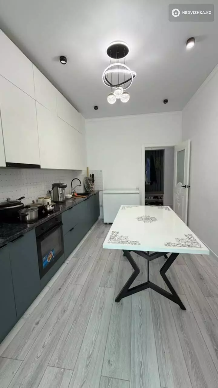 3-комнатная квартира, этаж 3 из 17, 85 м², фотография 2