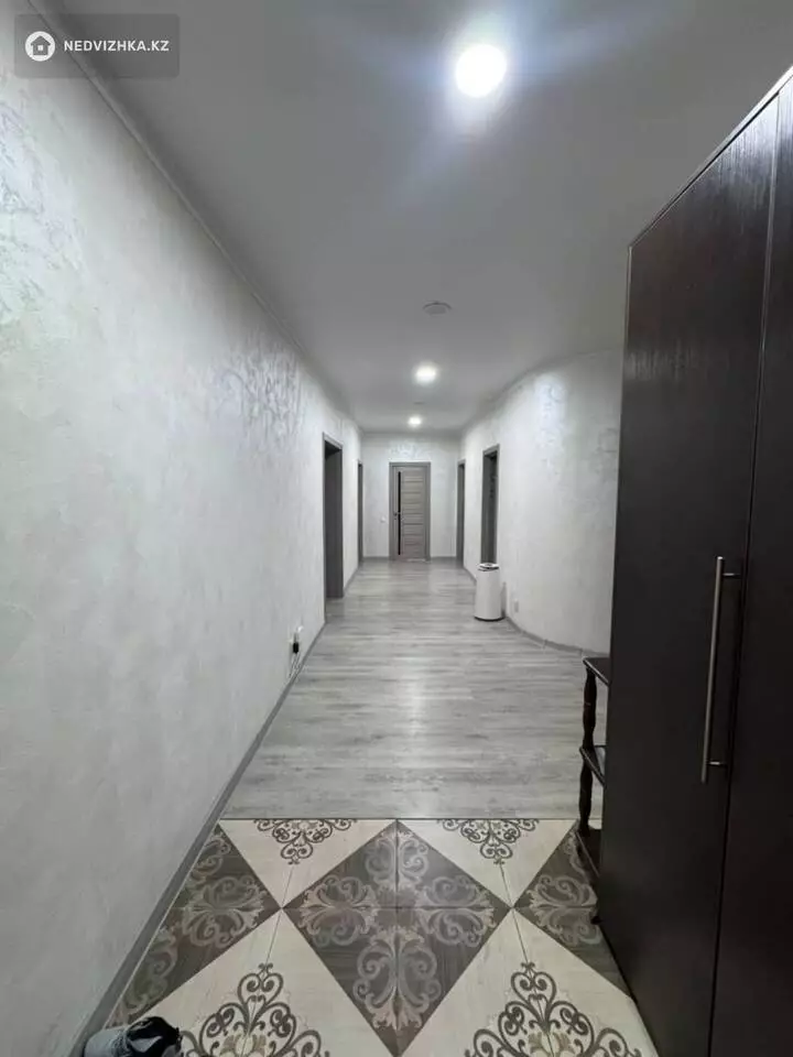 4-комнатная квартира, этаж 8 из 9, 127 м², фотография 2