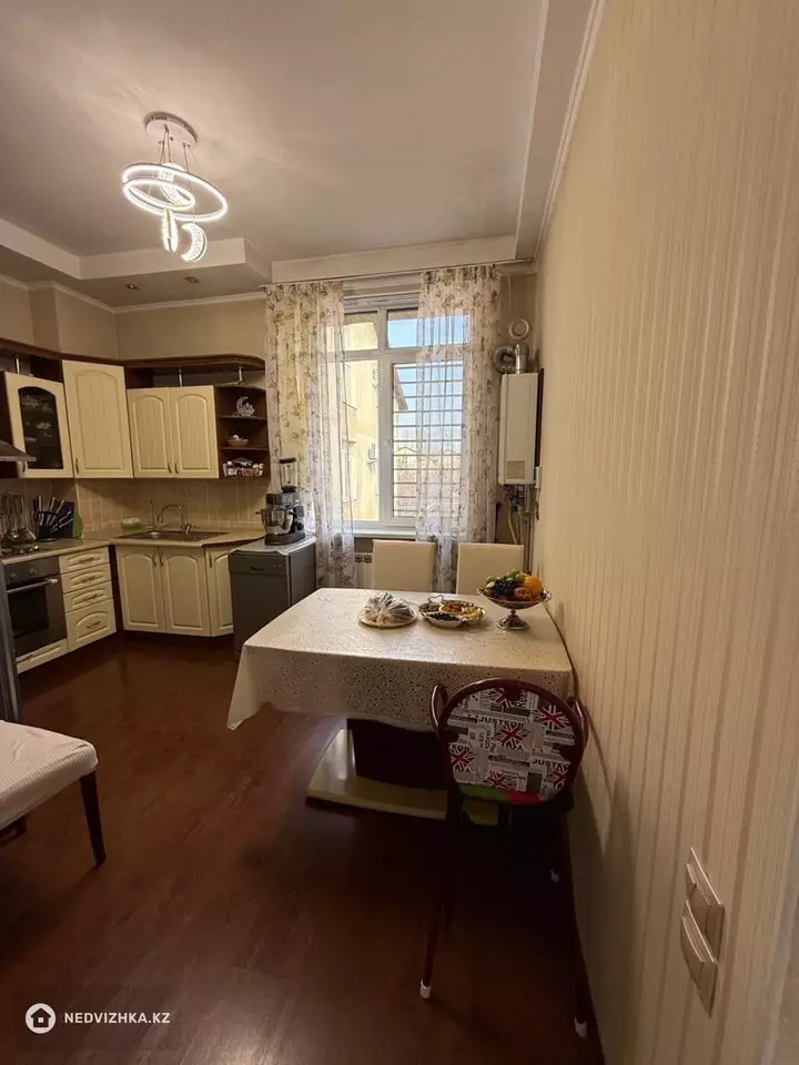 4-комнатная квартира, этаж 2 из 3, 160 м², фотография 4