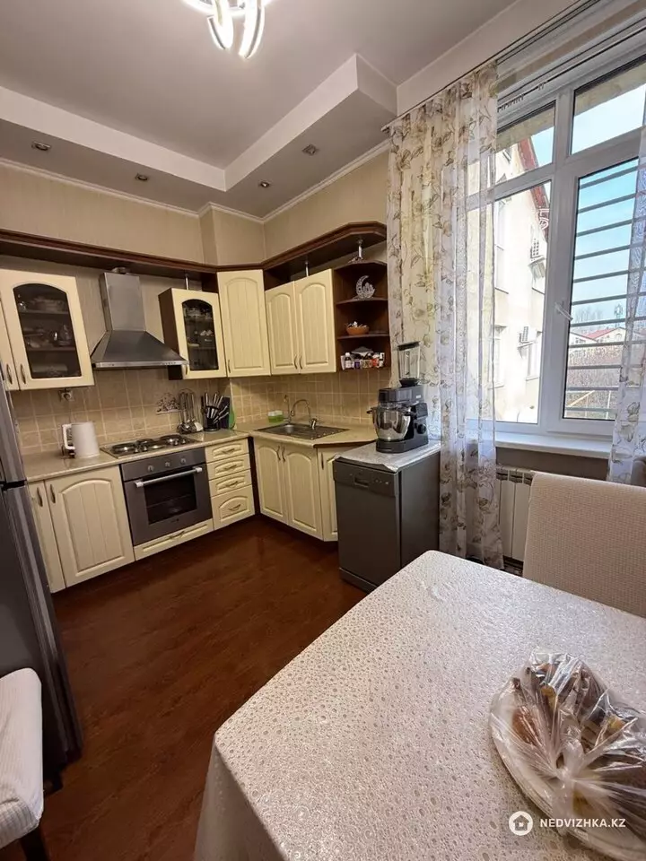 4-комнатная квартира, этаж 2 из 3, 160 м², фотография 5