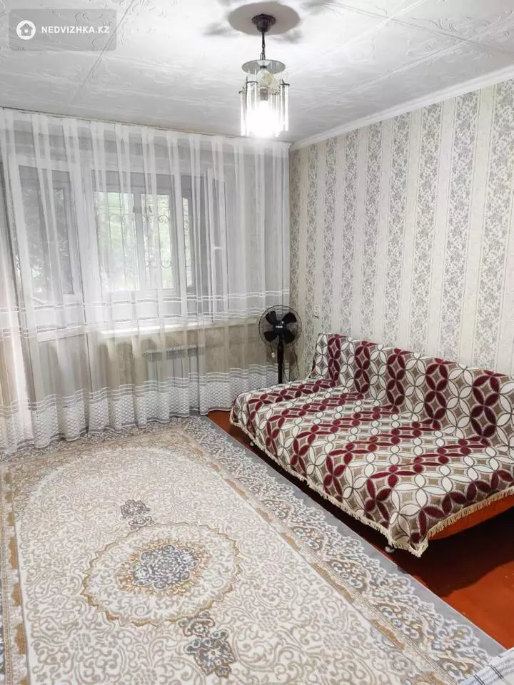 1-комнатная квартира, этаж 2 из 5, 38 м², Посуточно, 2-фотосурет