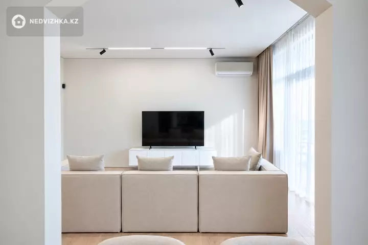 3-комнатная квартира, этаж 2 из 4, 150 м², фотография 3