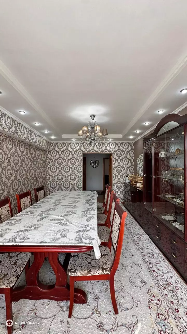 4-комнатная квартира, этаж 4 из 5, 106 м², фотография 2
