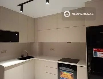 2-комнатная квартира, этаж 3 из 17, 56 м², миниатюра 2