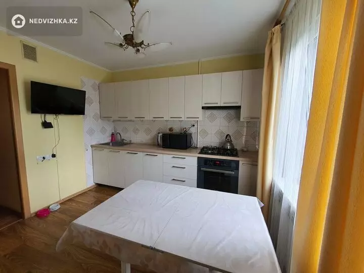 2-комнатная квартира, этаж 4 из 5, 53 м², фотография 2