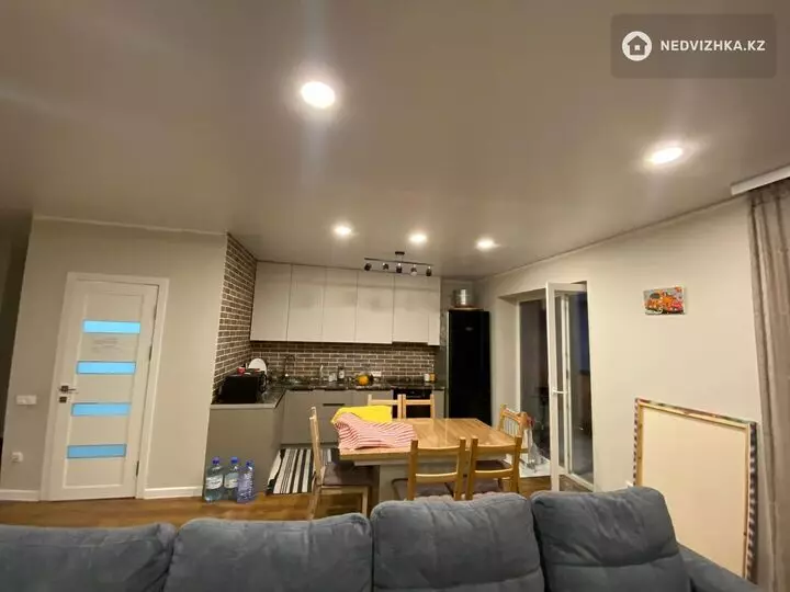 3-комнатная квартира, этаж 3 из 5, 96 м², фотография 2