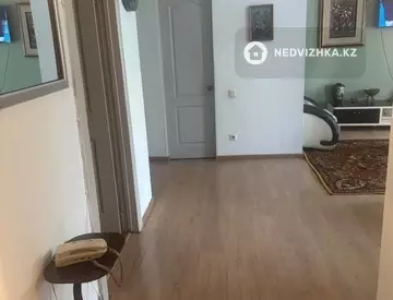 3-комнатная квартира, этаж 4 из 5, 68 м², На длительный срок, миниатюра 1