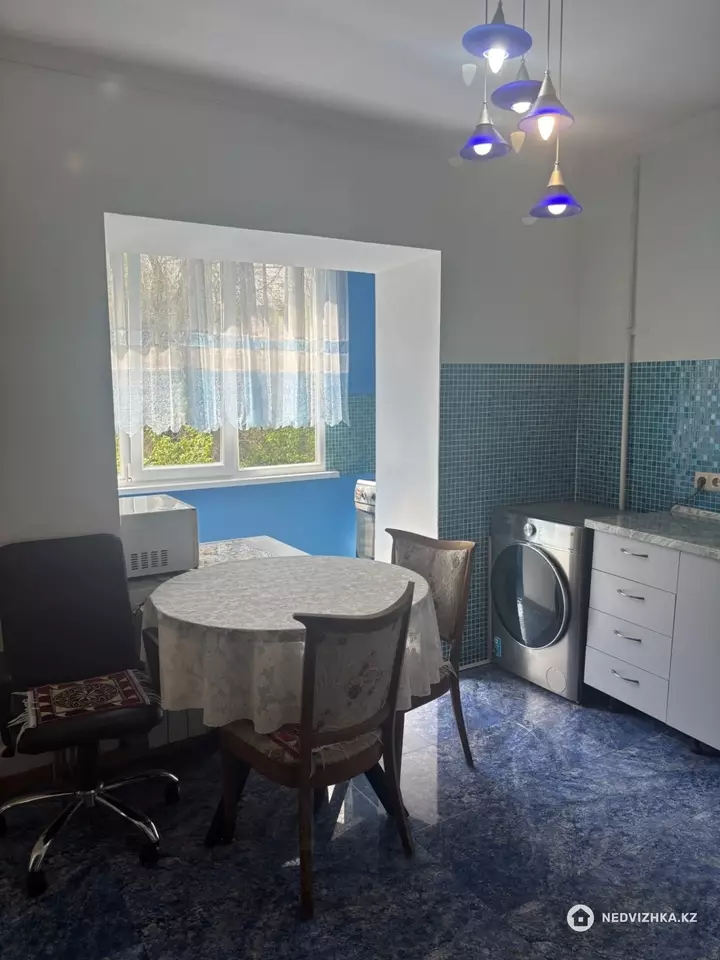 3-комнатная квартира, этаж 4 из 5, 68 м², На длительный срок, фотография 2