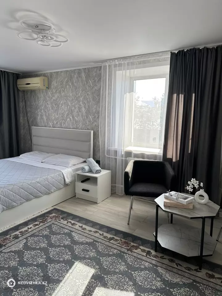 1-комнатная квартира, этаж 3 из 4, 33 м², Посуточно, фотография 2