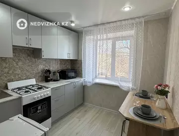 1-комнатная квартира, этаж 3 из 4, 33 м², Посуточно, миниатюра 10