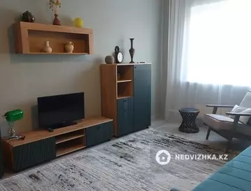 2-комнатная квартира, этаж 3 из 5, 54 м², На длительный срок