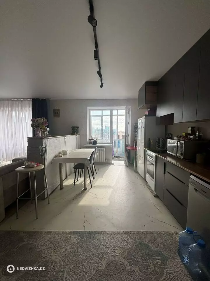 2-комнатная квартира, этаж 10 из 10, 68 м², фотография 3