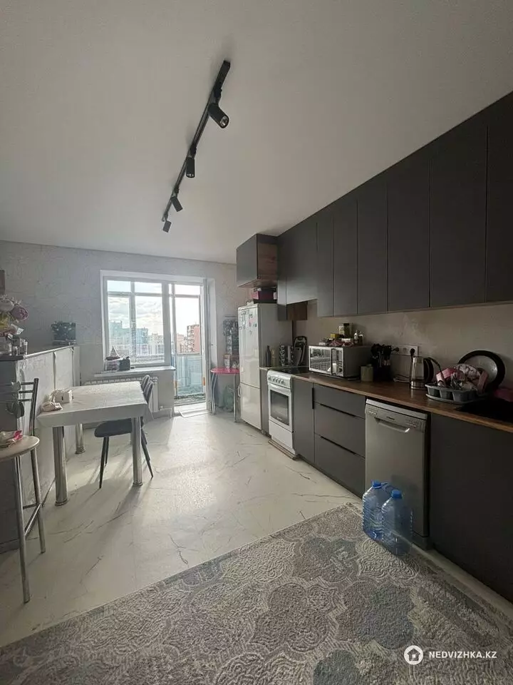 2-комнатная квартира, этаж 10 из 10, 68 м², фотография 4