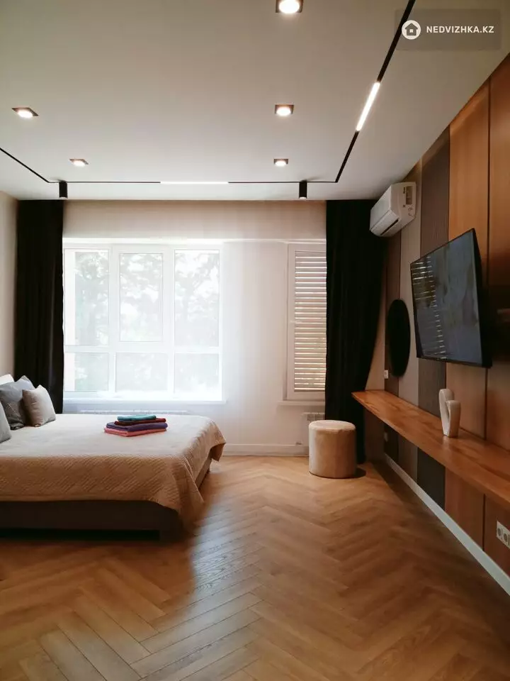 1-комнатная квартира, этаж 3 из 12, 40 м², Посуточно, фотография 2