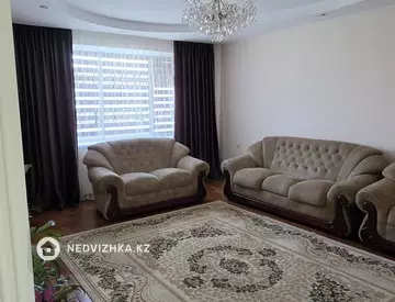 3-комнатная квартира, этаж 4 из 5, 100 м², На длительный срок