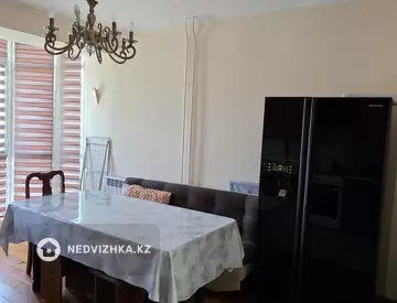 3-комнатная квартира, этаж 4 из 5, 100 м², На длительный срок