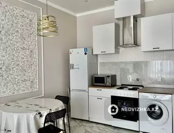 2-комнатная квартира, этаж 12 из 12, 41 м², миниатюра 2