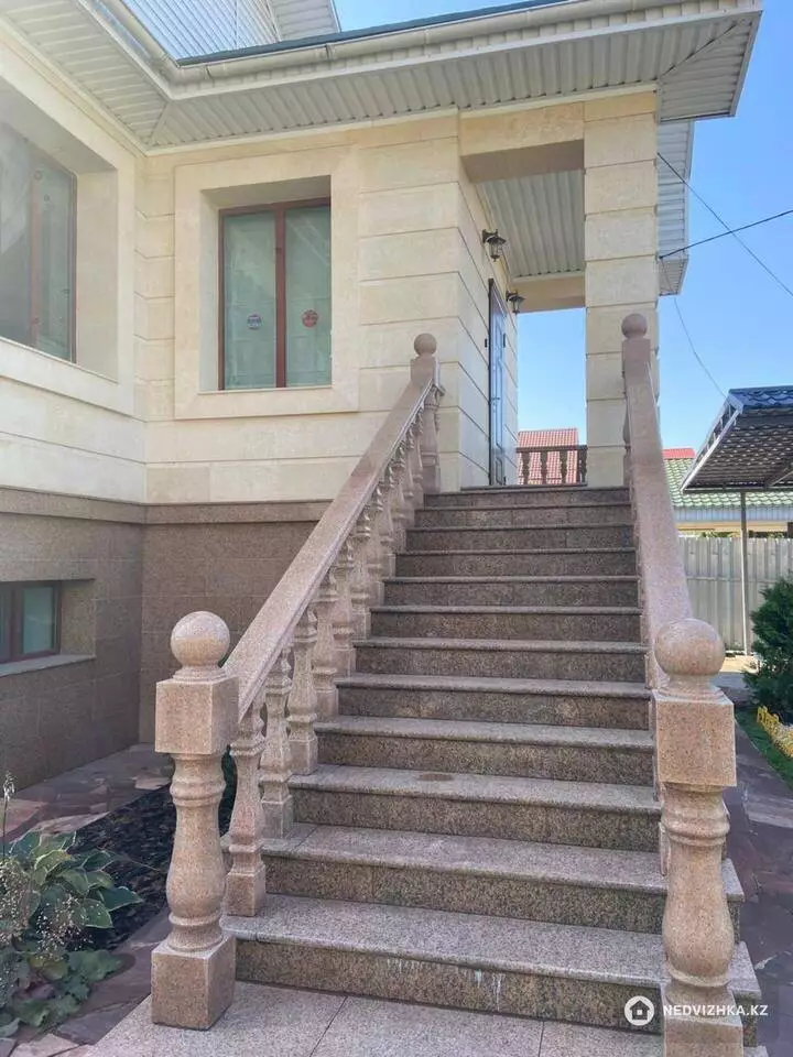7-комнатный дом, 9 соток, 332 м², фотография 5