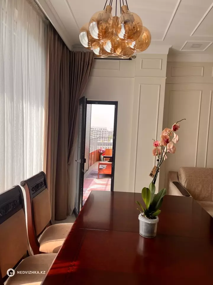 4-комнатная квартира, этаж 2 из 3, 117 м², фотография 3