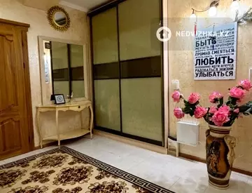 6-комнатная квартира, этаж 9 из 10, 263 м²