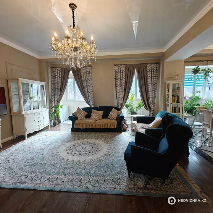 4-комнатная квартира, этаж 3 из 6, 148 м², фотография 3