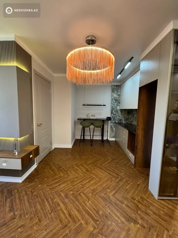 2-комнатная квартира, этаж 4 из 14, 37 м², фотография 2