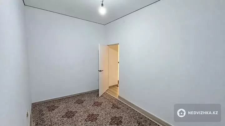 2-комнатная квартира, этаж 3 из 13, 48 м², фотография 3
