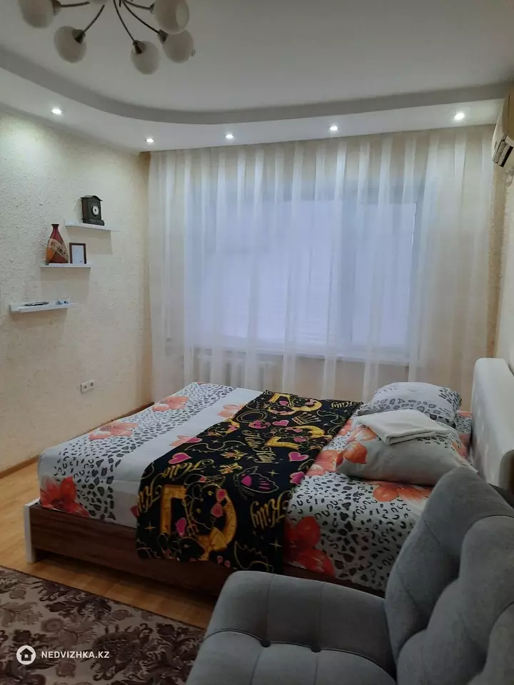 1-комнатная квартира, этаж 1 из 5, 35 м², Посуточно, фотография 2