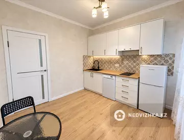 1-комнатная квартира, этаж 9 из 13, 44 м², миниатюра 1