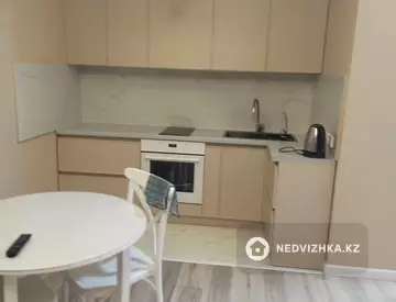 2-комнатная квартира, этаж 6 из 10, 42 м², миниатюра 2