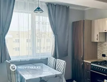 2-комнатная квартира, этаж 4 из 4, 68 м², миниатюра 2