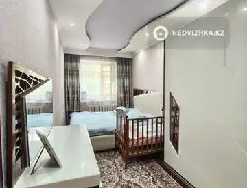 4-комнатная квартира, этаж 3 из 5, 82 м², миниатюра 2
