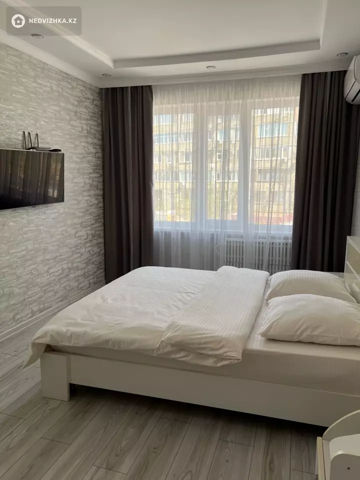 1-комнатная квартира, этаж 3 из 5, 38 м², Посуточно, фотография 3
