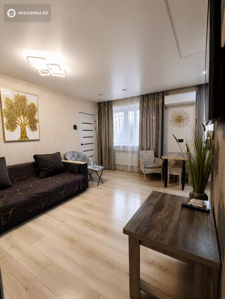 3-комнатная квартира, этаж 1 из 5, 48 м², Посуточно, фотография 2
