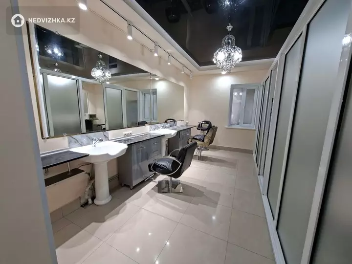 Салон, этаж 1 из 5, 115 м², На длительный срок