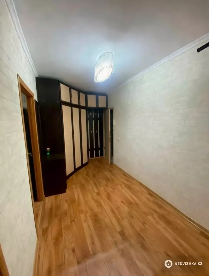 2-комнатная квартира, этаж 5 из 5, 74 м², фотография 4
