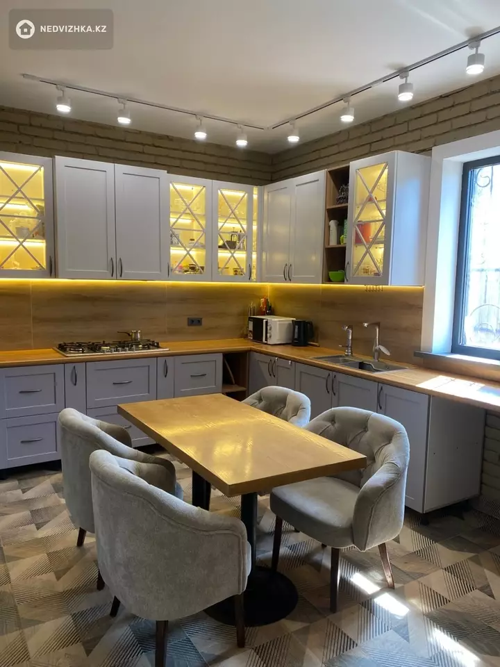 6-комнатный дом, 12 соток, 350 м², фотография 2