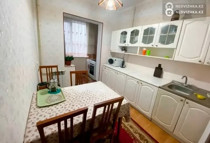 4-комнатная квартира, этаж 4 из 5, 90 м², фотография 2