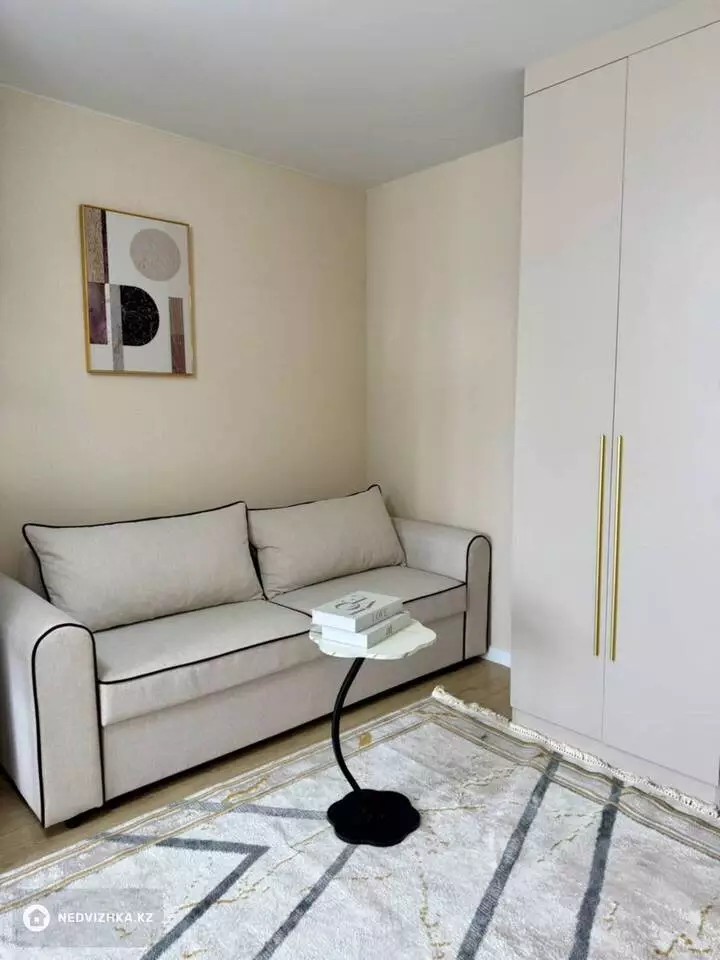 1-комнатная квартира, этаж 7 из 18, 40 м², Посуточно, фотография 2