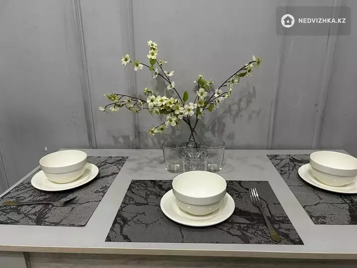 1-комнатная квартира, этаж 4 из 10, 42 м², Посуточно, фотография 5