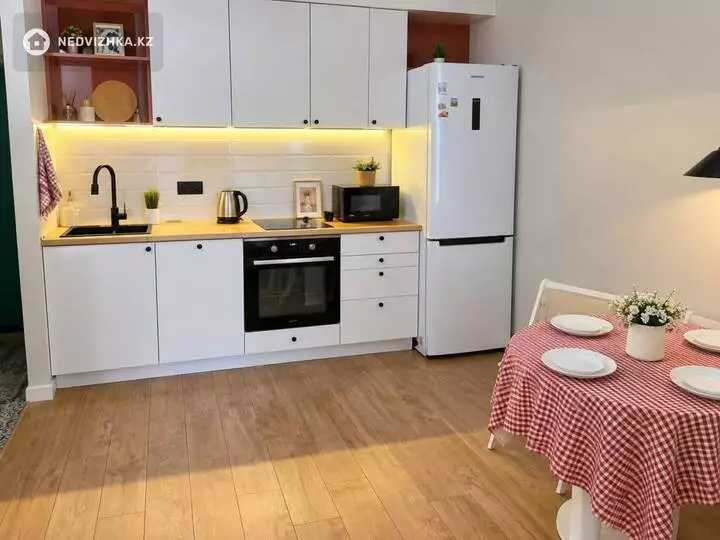 2-комнатная квартира, этаж 7 из 18, 42 м², Посуточно, фотография 2