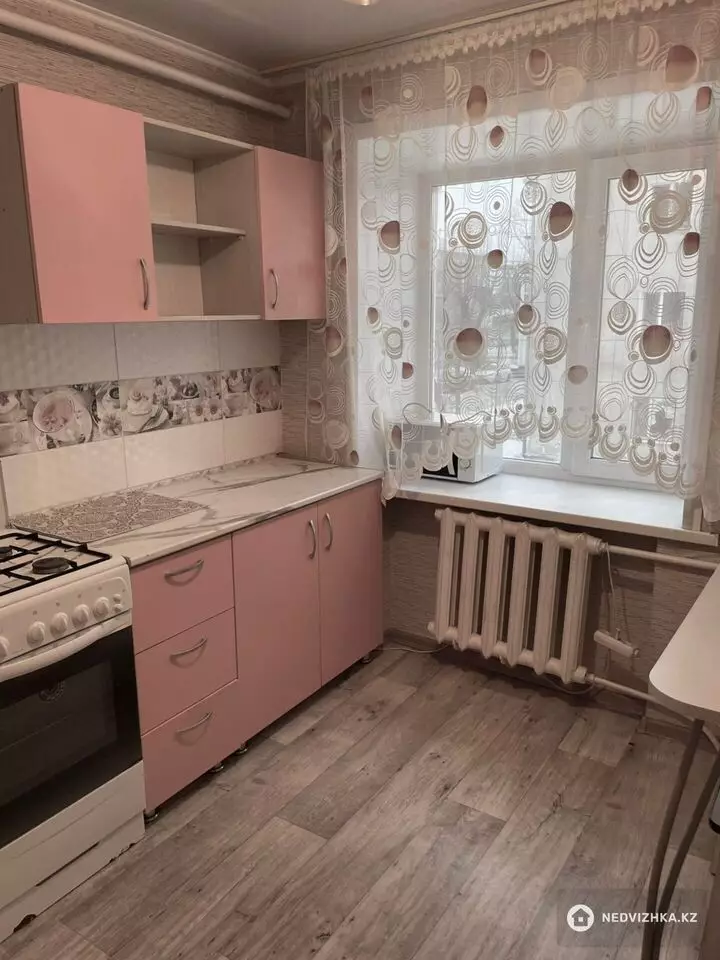 1-комнатная квартира, этаж 2 из 4, 32 м², Посуточно, фотография 2